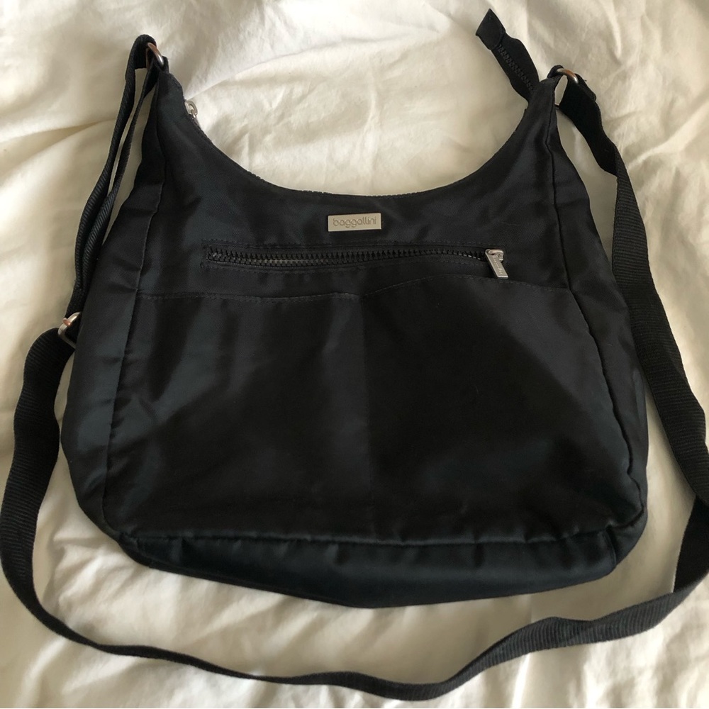 Baggallini bag!!! Multiple compartments! Adjustable strap